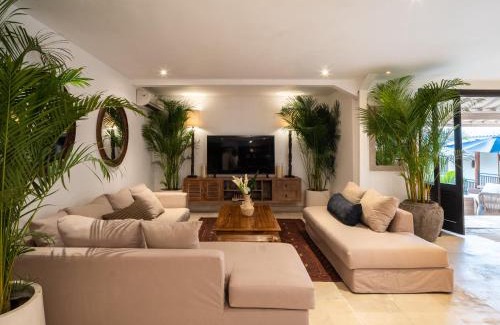 Berawa Villa | 6BR Villa Allegria Canggu - Cook, Lap Pool, BBQ,Near Beach & Finns