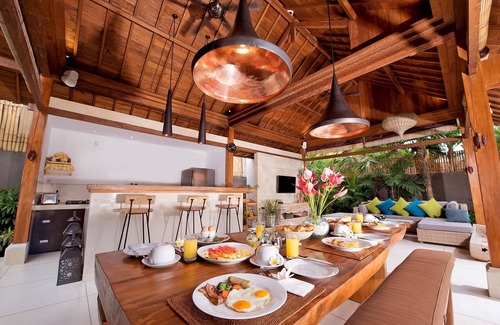 Berawa Villa | 6BR Villa, Close To Finns Beach Club, Berawa! 2Min Walk To The Beach! W/Pool!