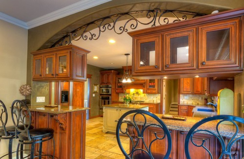 South Tulsa House | 7,000 Sqft At 'The Columns' Estate In South Tulsa