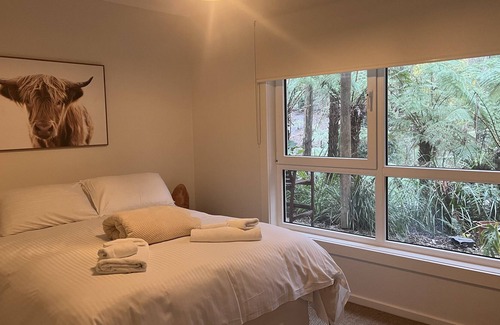 Mount Dandenong House | 7 Acre Paradise. Windmill Lodge. Fernglen Forest Retreat.
