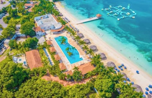 Runaway Bay Villa | 7 bdr mansion w. staff & private beach, VIP beach club w.pool & excursion incl.