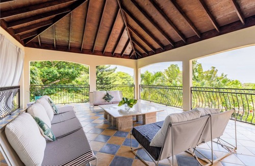 Runaway Bay Villa | 7 bdr mansion w. staff & private beach, VIP beach club w.pool & excursion incl.