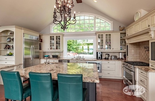 Oro-Medonte Cottage | 7 bed 8 bath cottage on Lake Simcoe, 730' Frontage, South Exposure!