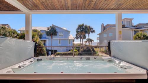 Beachwood East House | 7 Beachwood East by AvantStay Steps to the Beach Ocean Views Hot Tub 7BDR
