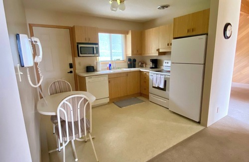 Unorganized Thunder Bay District House | 7-bed lakefront house with sauna, beach & boat launch — 15 min from Thunder Bay.