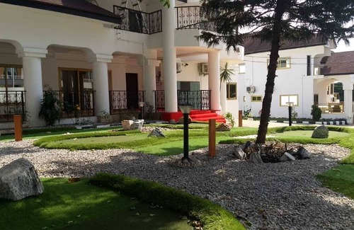 Accra House | 7-bed Lux House-A with a pool & Mini-Golf, a Walking distance from the Airport.