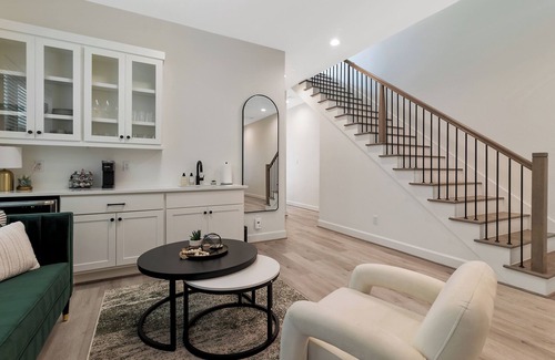 Montrose House | 7 Bedroom 7 Bathroom Deluxe Houston Home with Rooftop Downtown Skyline View!