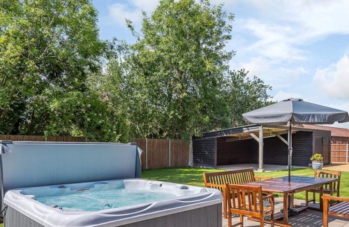 Irstead Cottage | 7 bedroom accommodation in Neatishead, near Norwich