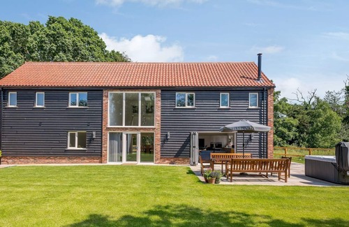 Irstead Cottage | 7 bedroom accommodation in Neatishead, near Norwich