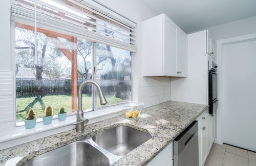 Carrell Oaks House | 7 mi to DT✔house in 3B/2B✔2 king beds ❄shaded patio❤️pet friendly& garage park
