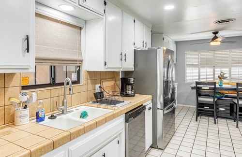 Greenacres House | 7 Mi to Dtwn: Poolside Paradise in Bakersfield!