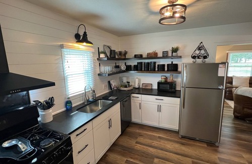 Noblesville House | 7 mi to Grand Park, 1 mi to Mustard Seed, 5 min to downtown Noblesville!