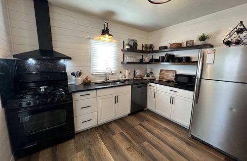 Noblesville House | 7 mi to Grand Park, 1 mi to Mustard Seed, 5 min to downtown Noblesville!