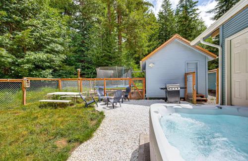 Ashford House | 7 Mi to Mt Rainier NP Home with Private Hot Tub!