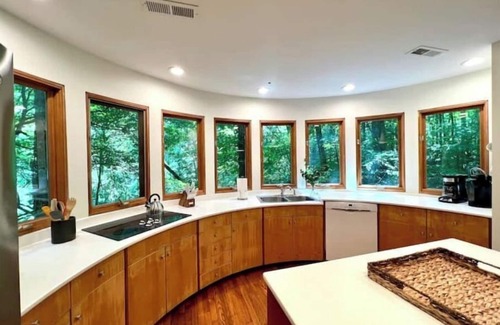 Ashley Oaks House | 7 Miles to Downtown! Private Treehouse + Woods