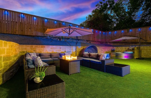 Cedar Crest House | 7 min Dtown | Arcade | Hot Tub | Pool |