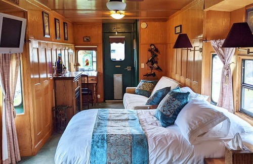 Sequim Hotel | 7 Themed Cabooses - Pet Friendly