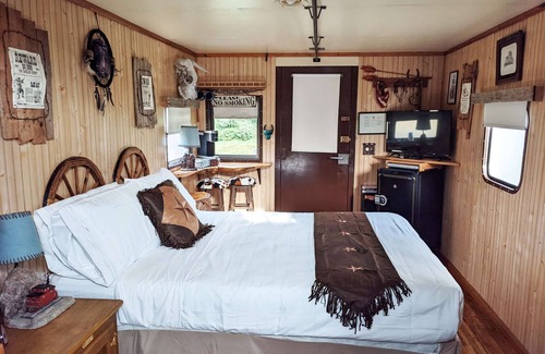 Sequim Hotel | 7 Themed Cabooses - Pet Friendly