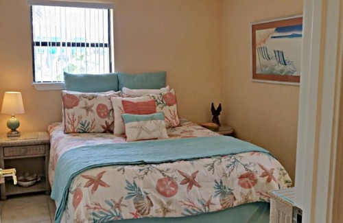 Toilla Segunda Villa | 704 Via de Luna Dr.