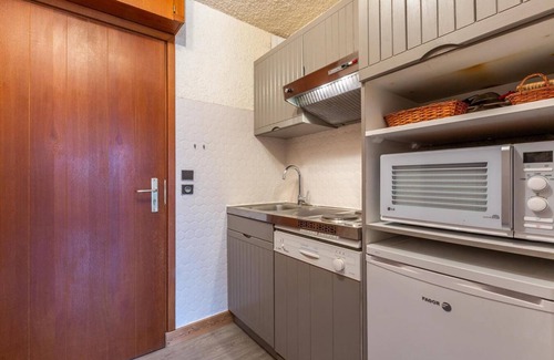 Meribel-Mottaret Apartment | 70m from ski slopes, 3rd floor, view mountain, balcony, tv, ski locker, 30m², Méribel-Mottaret