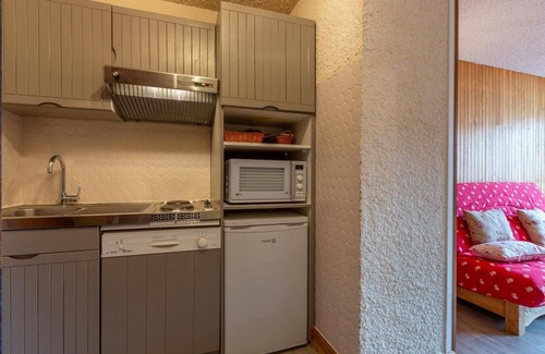Meribel-Mottaret Apartment | 70m from ski slopes, 3rd floor, view mountain, balcony, tv, ski locker, 30m², Méribel-Mottaret