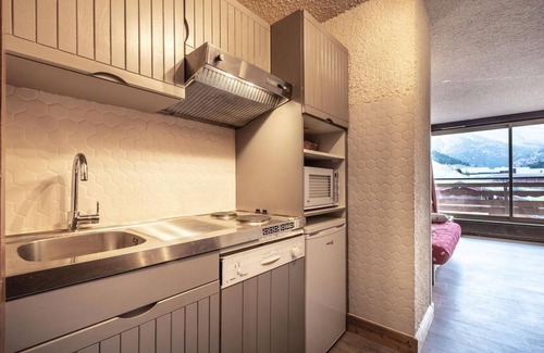Meribel-Mottaret Apartment | 70m from ski slopes, 3rd floor, view mountain, balcony, tv, ski locker, 30m², Méribel-Mottaret