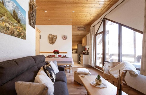 Valloire Apartment | 70m from ski slopes, 3rd floor, balcony, parking, tv, ski locker, 52m², Valloire