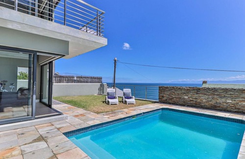 De Kelders Apartment | 72 on Vyfer | Family friendly | Whale watching | Pool