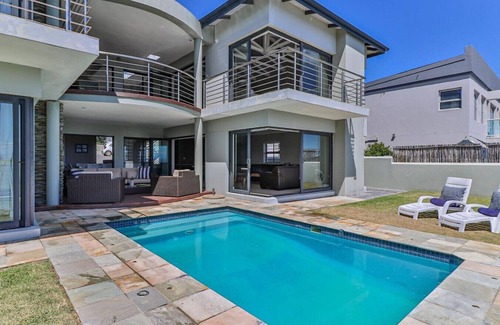 De Kelders Apartment | 72 on Vyfer | Family friendly | Whale watching | Pool