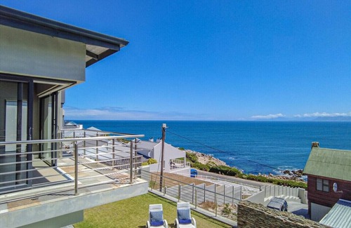 De Kelders Apartment | 72 on Vyfer | Family friendly | Whale watching | Pool