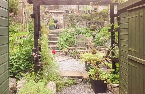 Litton Cottage | 73 RAVENSDALE COTTAGES, romantic, with open fire in Cressbrook