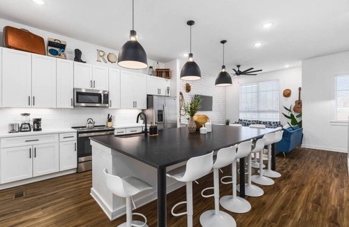Cleveland Park Apartment | 738 Douglas Ave #3 & #4 (Jon + Randy) - TWO Adjacent Homes - Sleeps 24 - Only 3 miles to Broadway