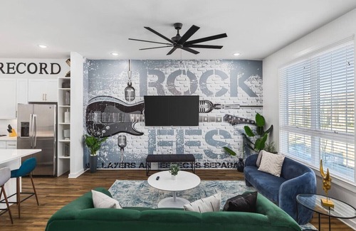 Cleveland Park Apartment | 738 Douglas Ave #3 & #4 (Jon + Randy) - TWO Adjacent Homes - Sleeps 24 - Only 3 miles to Broadway