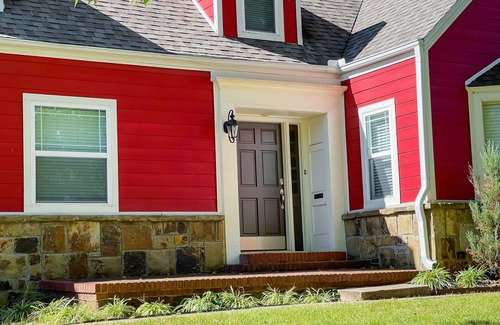 Fayetteville House | 75 Yards from Dickson, walk to Razorback stadium!