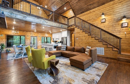 Hochatown Cabin | 7BR 5BA, Pickleball, Basketball, Arcade, Hot Tub, Zipline, Slps 20+