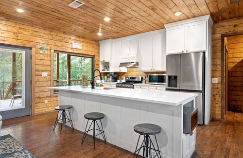 Hochatown Cabin | 7BR 5BA, Pickleball, Basketball, Arcade, Hot Tub, Zipline, Slps 20+