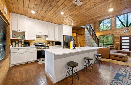 Hochatown Cabin | 7BR 5BA, Pickleball, Basketball, Arcade, Hot Tub, Zipline, Slps 20+