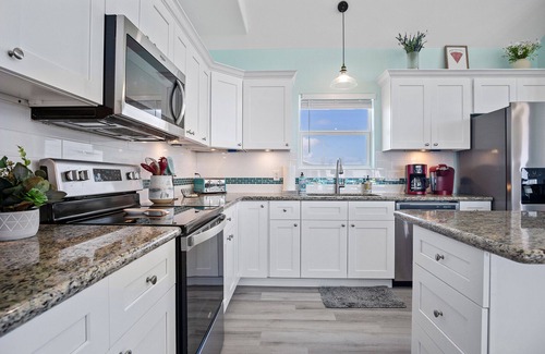 Port Bolivar House | 7BR Beachfront | Ocean Views, Sunroom & Pet-Friendly