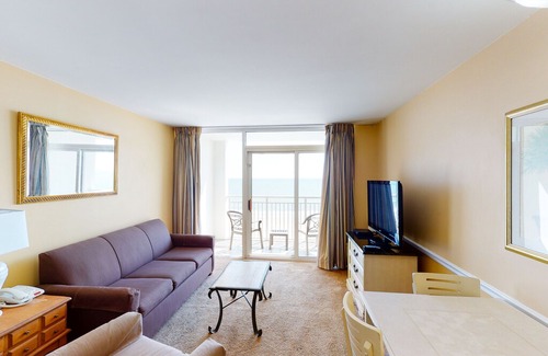Myrtle Beach Condo | 7th Floor Oceanfront Snowbird Friendly Condo w/ Shared Pool/Hot Tub, WiFi, AC!