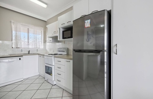 Mid North Coast Waterfront Apartment | 8 27 Ocean Parade Retro Coastal Apartment Opposite Park Beach