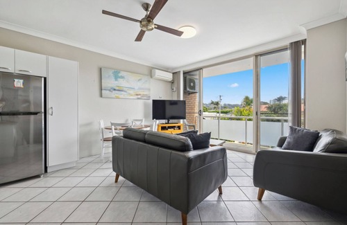 Mid North Coast Waterfront Apartment | 8 27 Ocean Parade Retro Coastal Apartment Opposite Park Beach