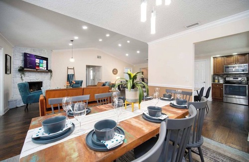 Southside House | ~8-Ball Abode Sleeps 8 Pool Basin & Pool Table~