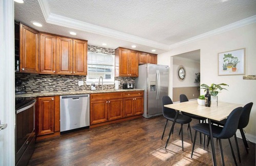 Southside House | ~8-Ball Abode Sleeps 8 Pool Basin & Pool Table~