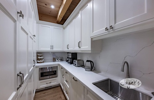Port Carling Cottage | 8 bed 7 bath renovated cottage on South Lake Joseph! Shallow, sandy walk in!
