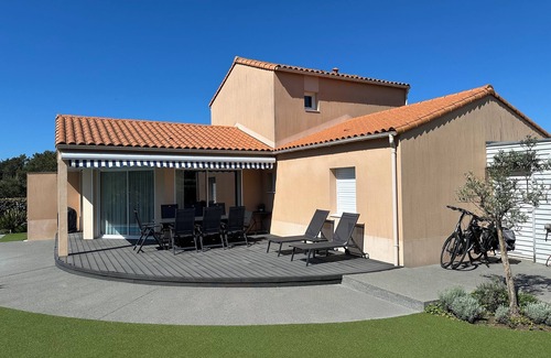 Chateau-d'Olonne Villa | 8 bed detached villa with private pool. Sea within walking distance.