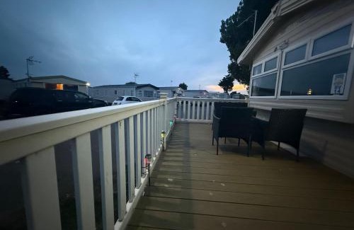 Clacton-on-Sea Resort | 8 Bed Sun Decked Caravan Unlimited High speed Wifi and fun at Seawick Holiday Park