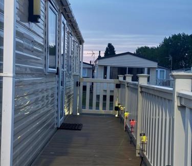 Clacton-on-Sea Resort | 8 Bed Sun Decked Caravan Unlimited High speed Wifi and fun at Seawick Holiday Park