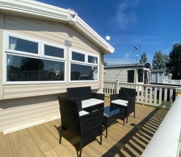 Clacton-on-Sea Resort | 8 Bed Sun Decked Caravan Unlimited High speed Wifi and fun at Seawick Holiday Park