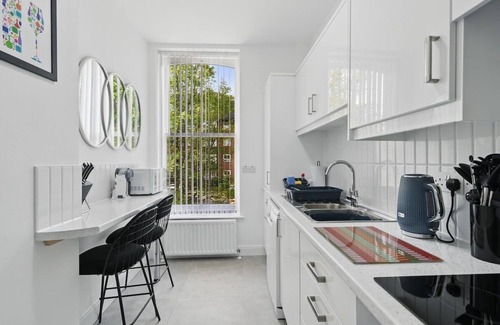 Queens Quarter Apartment | 8 bedroom 4 bathroom + 4x parking | StayByNumbers.