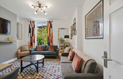 Queens Quarter Apartment | 8 bedroom 4 bathroom + 4x parking | StayByNumbers.